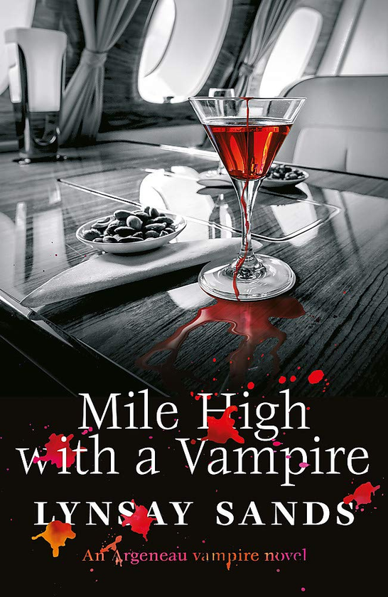 Паперова книга «Mile High With a Vampire. Book 33», автор Лінсі Сендс - фото №1