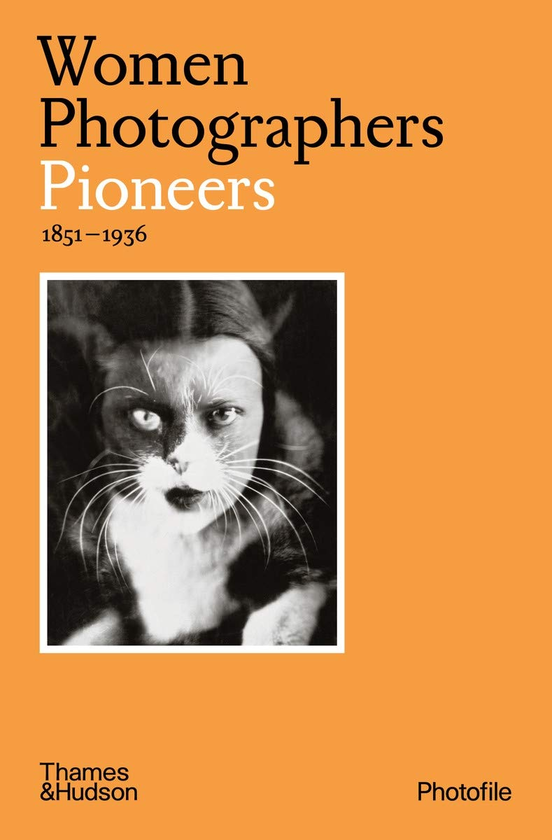 Бумажная книга «Women Photographers. Pioneers», автор Клара Бувересс - фото №1