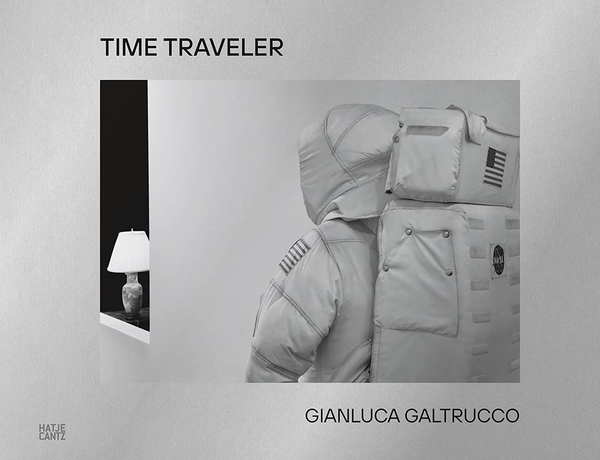 Бумажная книга «Gianluca Galtrucco. Time Traveler», авторов Надин Барт, Сара Скоулз, Илиана Сеперо, Джанлука Гальтрукко - фото №1