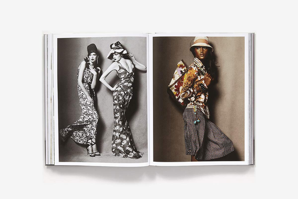 Бумажная книга «Point of View. Four Decades of Defining Style», автор Тонна Гудман - фото №1