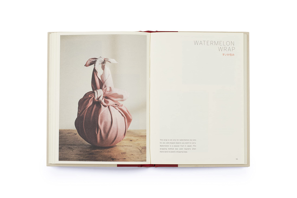 Паперова книга «Furoshiki. And the Japanese Art of Gift Wrapping», автор Томоко Какіта - фото №1