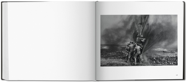 Бумажная книга «Sebastião Salgado. Kuwait, A Desert on Fire», автор Себастьян Сальгадо - фото №1