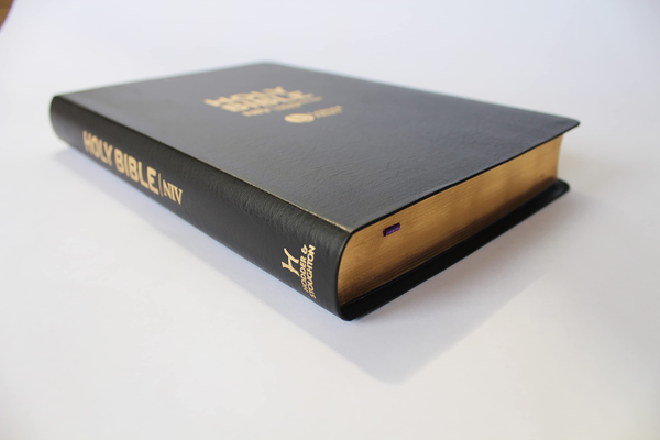 Бумажная книга «NIV Larger Print Black Leather Bible» - фото №1