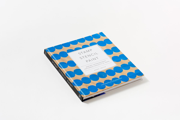 Бумажная книга «Stamp Stencil Paint. Making Extraordinary Patterned Projects by Hand», автор Анна Джойс - фото №1