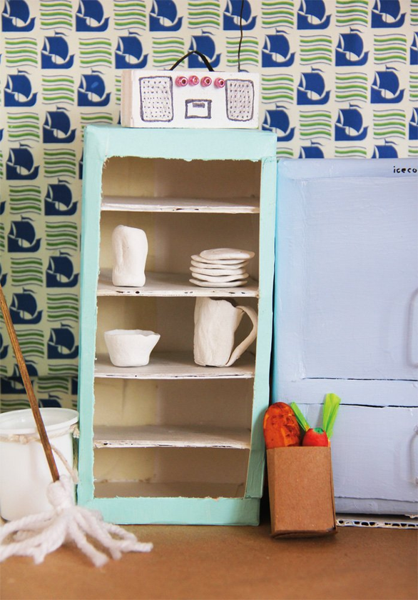Бумажная книга «DIY Dollhouse. Build and Decorate a Toy House Using Everyday Materials» - фото №1