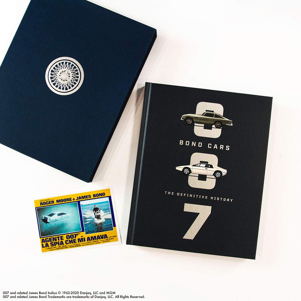 Бумажная книга «Bond Cars. The Definitive History», автор Джейсон Барлоу - фото №1