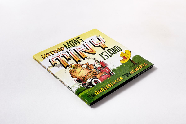 Бумажная книга «McToad Mows Tiny Island», автор Том Англебергер - фото №1