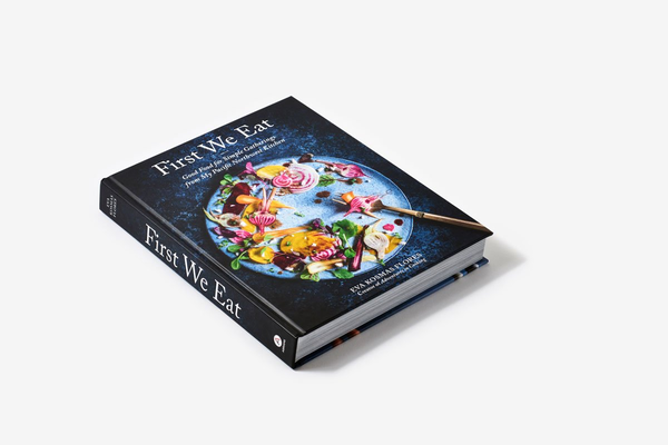 Бумажная книга «First We Eat», автор Эва Космас Флорес - фото №1