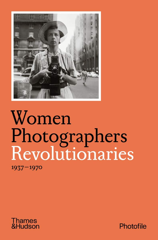Бумажная книга «Women Photographers. Revolutionaries», автор Клара Бувересс - фото №1