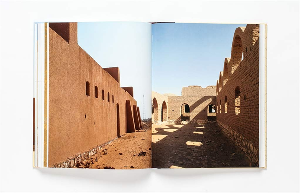 Бумажная книга «Hassan Fathy. Earth and Utopia», автор Виола Бертини - фото №1