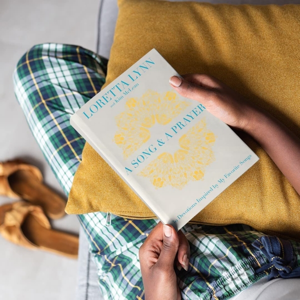 Паперова книга «A Song and A Prayer», авторів Лоретта Лінн, Кім Маклін - фото №1