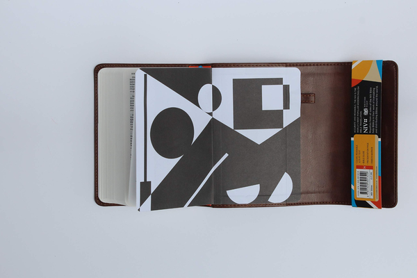 Паперова книга «NIV Pocket Brown Soft-tone Bible with Clasp» - фото №1