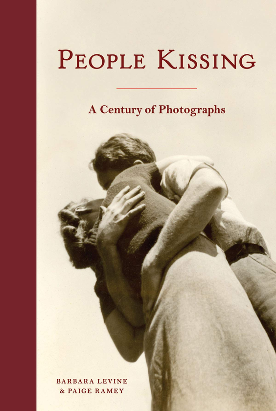 Бумажная книга «People Kissing. A Century of Photographs», автор Барбара Лэвин - фото №1