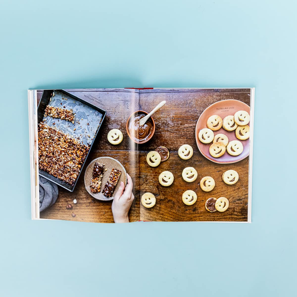 Бумажная книга «Nutella. 60 Classic Recipes. From simple, family treats to delicious cakes & desserts», автор Грегори Коэн - фото №1