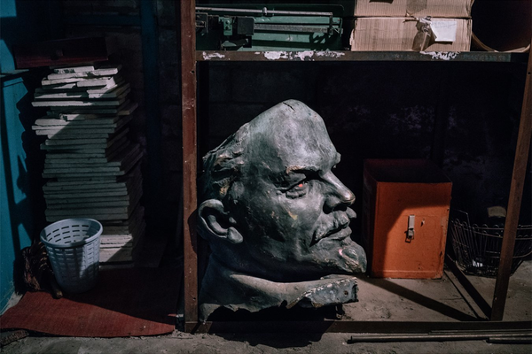 Паперова книга «Looking for Lenin», авторів Нільс Акерман, Себаст'ян Гоберт - фото №1