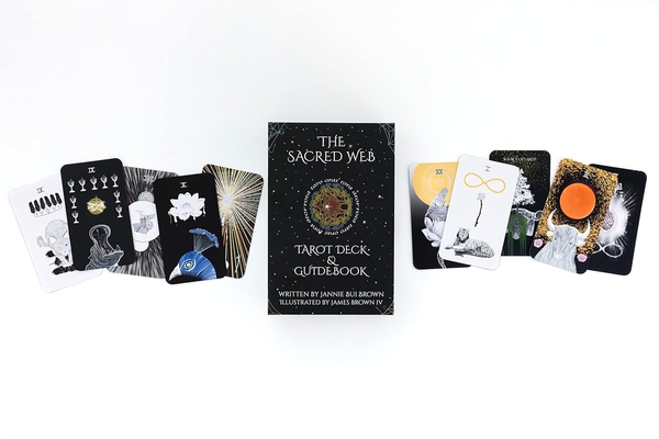 Бумажная книга «The Sacred Web Tarot», авторов Джеймс В. Браун IV, Дженні Буй Браун - фото №1