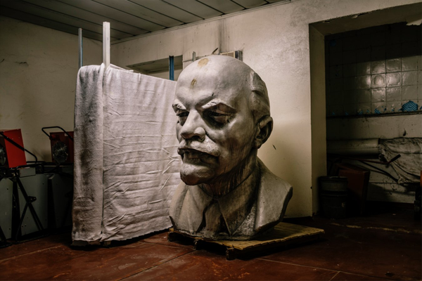 Паперова книга «Looking for Lenin», авторів Нільс Акерман, Себаст'ян Гоберт - фото №1
