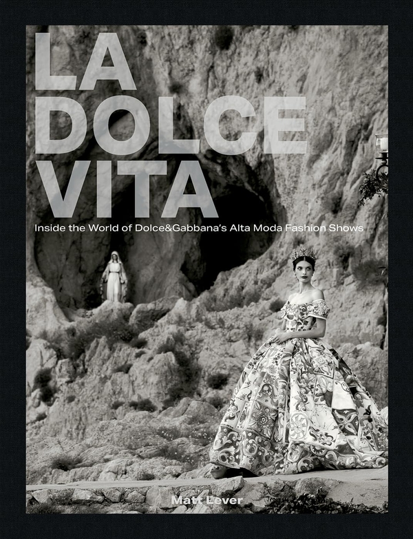 Бумажная книга «La Dolce Vita: Inside the World of Dolce&Gabbana's Alta Moda Fashion Shows», автор Мэтт Левер - фото №1