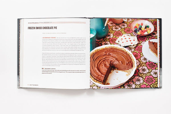 Бумажная книга «Baked Occasions. Desserts for Leisure Activities, Holidays, and Informal Celebrations», автор Мэтт Льюис - фото №1