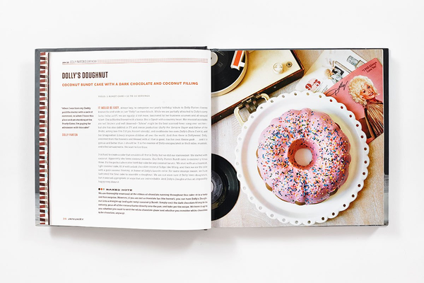 Бумажная книга «Baked Occasions. Desserts for Leisure Activities, Holidays, and Informal Celebrations», автор Мэтт Льюис - фото №1
