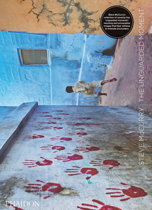 Бумажная книга «Steve McCurry: The Unguarded Moment», автор Стив Маккарри - фото №1