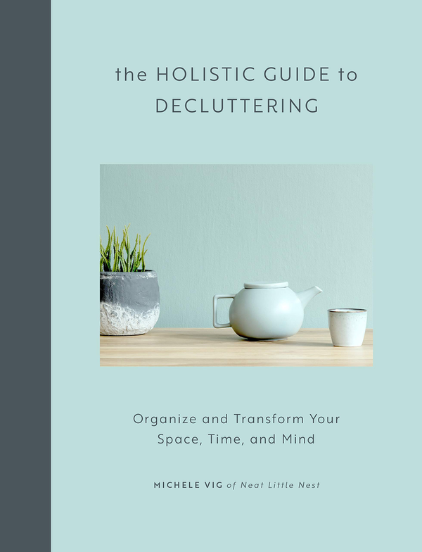 Бумажная книга «Holistic Guide to Decluttering. Organize and Transform Your Space, Time, and Mind», автор Мишель Виг - фото №1