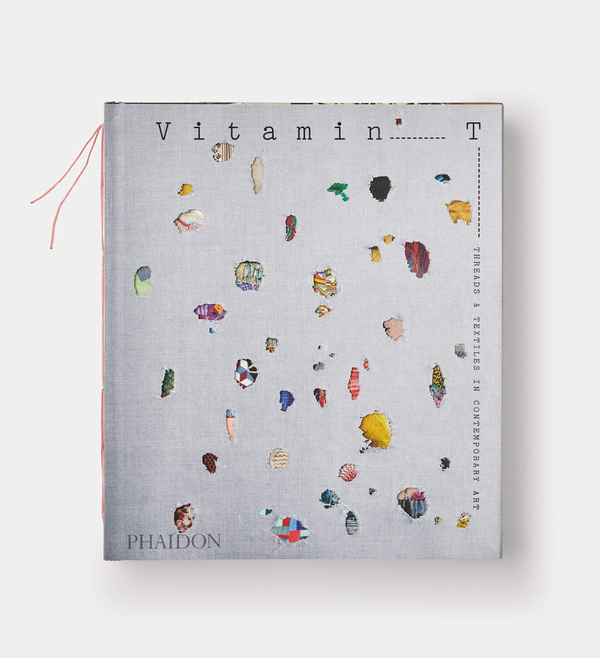 Бумажная книга «Vitamin T. Threads and Textiles in Contemporary Art», автор Дженель Портер - фото №1