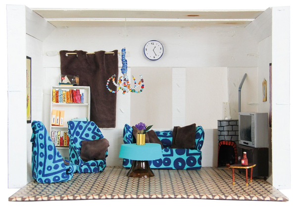 Бумажная книга «DIY Dollhouse. Build and Decorate a Toy House Using Everyday Materials» - фото №1
