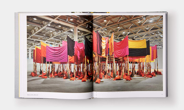Бумажная книга «Vitamin T. Threads and Textiles in Contemporary Art», автор Дженель Портер - фото №1