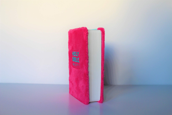Паперова книга «NIV Pocket Fluffy Pink Bible» - фото №1