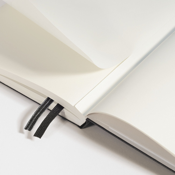  «Записная книжка Leuchtturm1917 Master Slim A4+ в точку синяя (354758)», бренда Leuchtturm1917 - фото №1