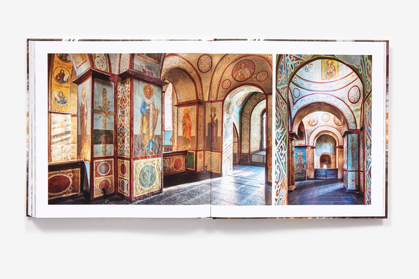 Бумажная книга «Sacred Spaces: The Awe-Inspiring Architecture of Churches and Cathedrals», автор Гийом де Лобье - фото №1