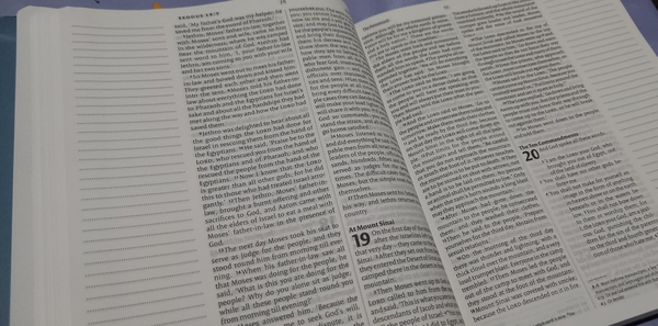 Паперова книга «Holy Bible» - фото №1