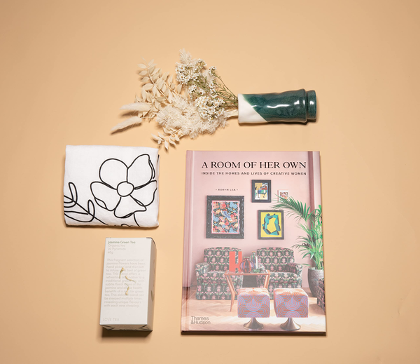 Паперова книга «A Room of Her Own. Inside the Homes and Lives of Creative Women», автор Робін Лі - фото №1