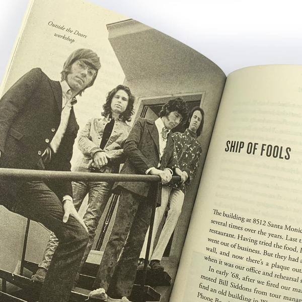 Паперова книга «Set the Night on Fire. Living, Dying and Playing Guitar with the Doors», автор Роббі Крігер - фото №1