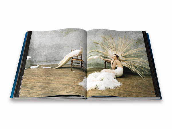 Бумажная книга «Tim Walker. Shoot for the Moon », автор Тим Уокер - фото №1