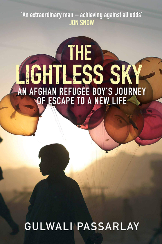 Бумажная книга «The Lightless Sky. An Afghan Refugee Boy's Journey of Escape to A New Life», авторов Гулвали Пассарлай, Надене Гури - фото №1
