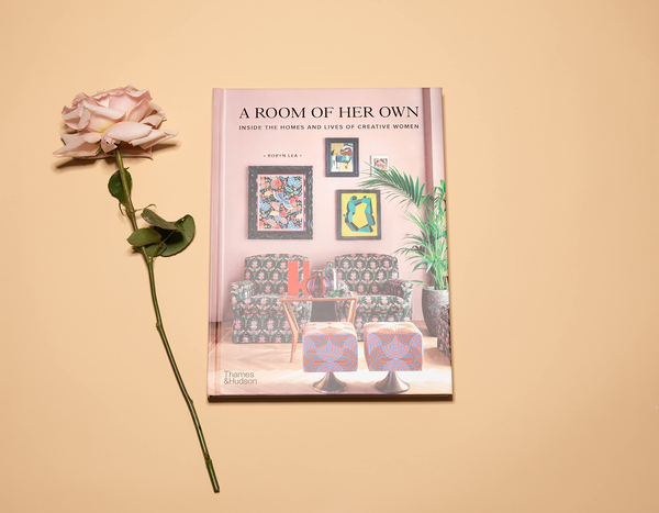 Паперова книга «A Room of Her Own. Inside the Homes and Lives of Creative Women», автор Робін Лі - фото №1