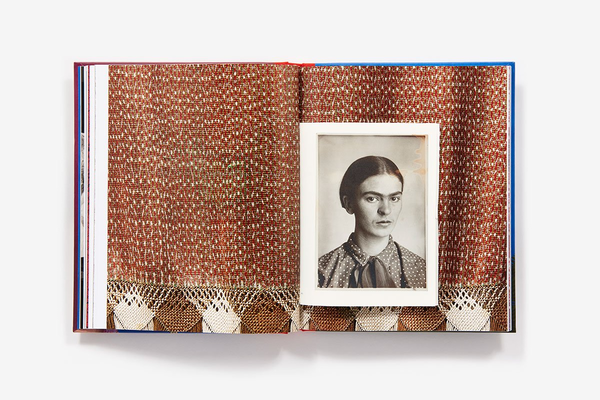 Бумажная книга «Frida Kahlo. Making Herself Up» - фото №1