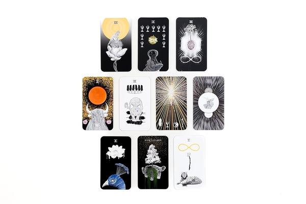 Бумажная книга «The Sacred Web Tarot», авторов Джеймс В. Браун IV, Дженні Буй Браун - фото №1