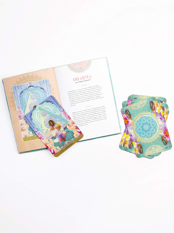 Паперова книга «A Yogic Path Oracle Deck and Guidebook», автор Сахара Роза Кетабі - фото №1