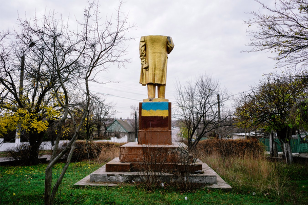 Паперова книга «Looking for Lenin», авторів Нільс Акерман, Себаст'ян Гоберт - фото №1