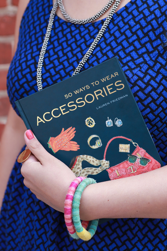 Бумажная книга «50 Ways to Wear Accessories», автор Лорен Фридман - фото №1