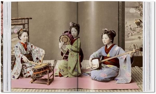 Бумажная книга «Japan 1900», авторов Сабина Арке, Себастьян Добсон - фото №1