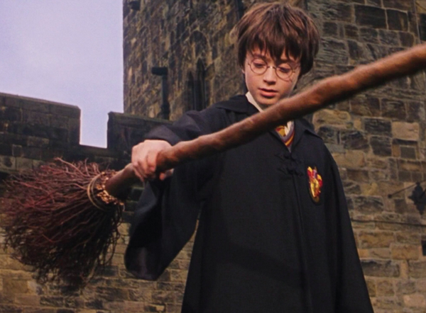 Бумажная книга «Harry Potter and the Philosopher’s Stone Enchanted Postcard Book» - фото №1