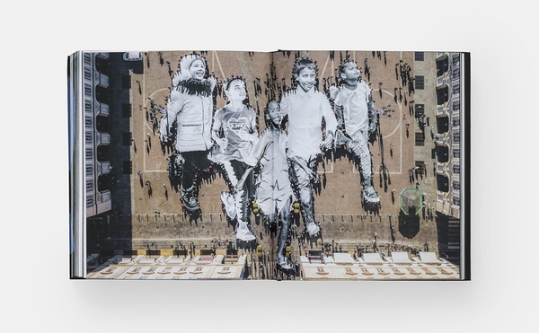 Паперова книга «JR: Can Art Change the World?», авторів Джордж Лукас, Нато Томпсон, Аліче Рорвахер - фото №1