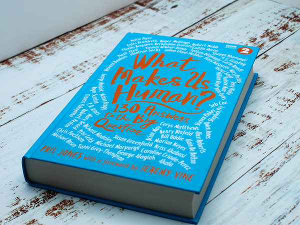 Паперова книга «What Makes Us Human? 130 answers to the big question», авторів Джеремі Вайн, Філ Джонс - фото №1