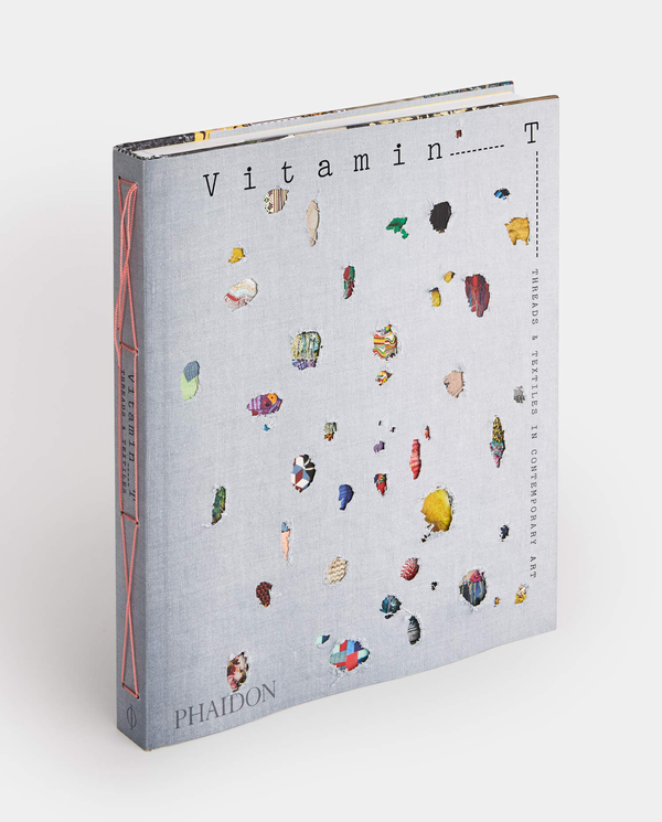 Бумажная книга «Vitamin T. Threads and Textiles in Contemporary Art», автор Дженель Портер - фото №1