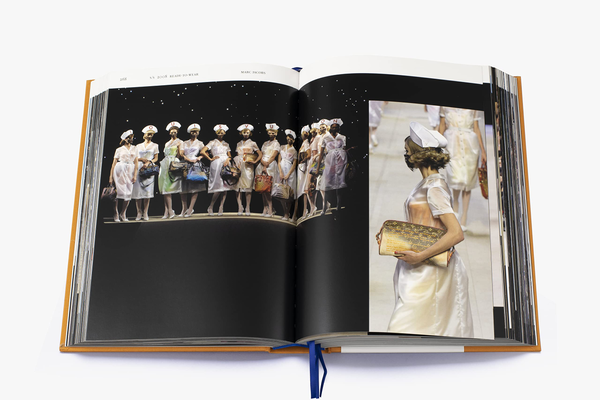 Бумажная книга «Louis Vuitton Catwalk. The Complete Fashion Collections », автор Луиза Риттер - фото №1