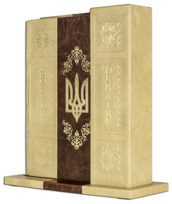 Паперова книга «Україна / Ukraine (Red Panther) у футлярі» - фото №1